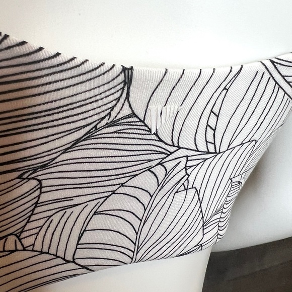 SOLD - Victoria's Secret Allegro Medium Impact Sports Bra White Palm Size 34DD - Picture 8 of 9